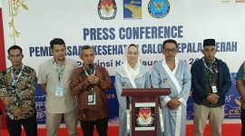 Pasangan calon Bupati dan Wakil Bupati Natuna, Cen Sui Lan-Jarmin Sidik, atau yang dikenal dengan singkatan Cermin, menjalani psikotes dan wawancara di Rumah Sakit Badan Pengusahaan (RSBP) Batam, Minggu (1/9/2024). Foto: INIKEPRI.COM