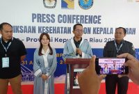 Calon Wali Kota Batam, Amsakar Achmad, dan Calon Wakil Wali Kota Batam, Li Claudia Chandra, menjalani rangkaian pemeriksaan kesehatan di Rumah Sakit BP Batam pada Minggu (1/9/2024). Foto: INIKEPRI.COM