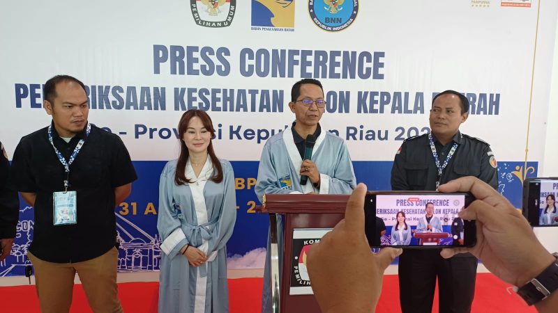 Calon Wali Kota Batam, Amsakar Achmad, dan Calon Wakil Wali Kota Batam, Li Claudia Chandra, menjalani rangkaian pemeriksaan kesehatan di Rumah Sakit BP Batam pada Minggu (1/9/2024). Foto: INIKEPRI.COM