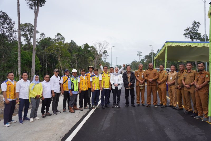 Cen Sui Lan, anggota DPR-RI dari daerah pemilihan (dapil) Provinsi Kepulauan Riau (Kepri), terus menunjukkan komitmennya dalam membangun daerah. Salah satu proyek nasional yang berhasil ia dorong adalah pembangunan ruas jalan hotmix Kelarik sepanjang 8 kilometer pada tahun 2022.  Foto: INIKEPRI.COM
