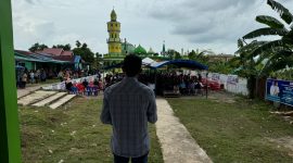 Wakil Wali Kota Batam yang sekaligus Calon Wali Kota Batam, Amsakar Achmad, bersembang ke Pulau Buluh, Kecamatan Bulang, Kota Batam, Minggu (8/9/2024) pagi, dalam rangka menyerap harapan dari masyarakat setempat, pada kegiatan Silaturahmi dan Bincang Santai ASLI (Amsakar Achmad -Li Claudia Chandra, red). Foto: INIKEPRI.COM