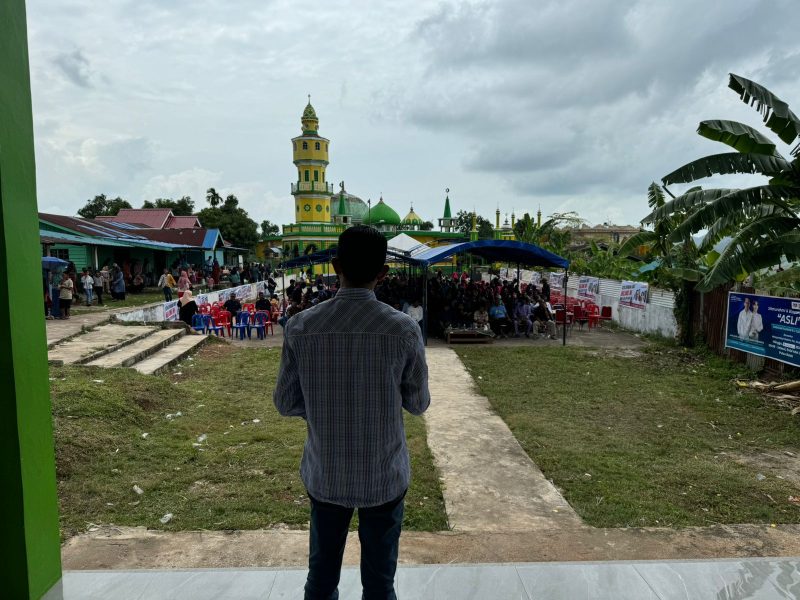 Wakil Wali Kota Batam yang sekaligus Calon Wali Kota Batam, Amsakar Achmad, bersembang ke Pulau Buluh, Kecamatan Bulang, Kota Batam, Minggu (8/9/2024) pagi, dalam rangka menyerap harapan dari masyarakat setempat, pada kegiatan Silaturahmi dan Bincang Santai ASLI (Amsakar Achmad -Li Claudia Chandra, red). Foto: INIKEPRI.COM
