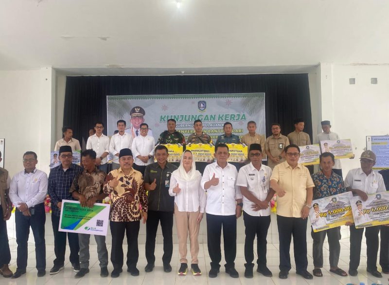 Anggota Dewan Perwakilan Rakyat (DPR) RI, Cen Sui Lan, mendampingi Gubernur Kepulauan Riau (Kepri) Ansar Ahmad dalam kunjungan kerja ke Kecamatan Pulau Tiga, Rabu, 11 September 2024. Foto: INIKEPRI.COM