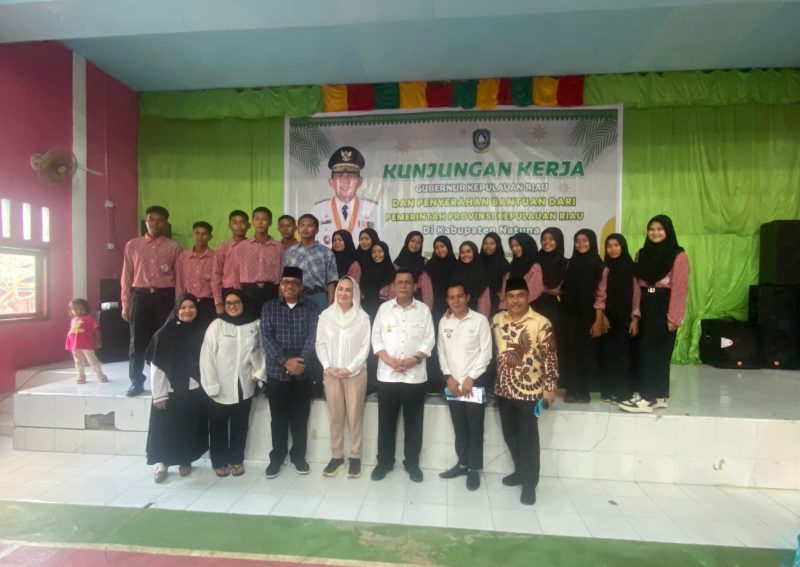 Di sela-sela kunjungan kerjanya, dalam kata sambutannya setelah menyerahkan bantuan, Gubernur Kepulauan Riau, Ansar Ahmad mengatakan bahwa tidak gampang cari anggaran ke pusat. Foto: INIKEPRI.COM