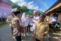 Anggota DPR-RI Cen Sui Lan melanjutkan rangkaian kunjungan kerja (kunker) bersama Gubernur Kepulauan Riau (Kepri) Ansar Ahmad ke Desa Tanjung Kumbik Utara, Kecamatan Pulau Tiga Barat, Rabu, 11 September 2024. Foto: INIKEPRI.COM
