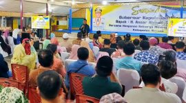 Gubernur Kepri, Ansar Ahmad, saat mengadakan silaturahmi dengan Himpunan Keluarga Minang Sakato (HKMS) di RM Sisi Basisir, Kamis malam (12/09/2024). Foto: INIKEPRI.COM