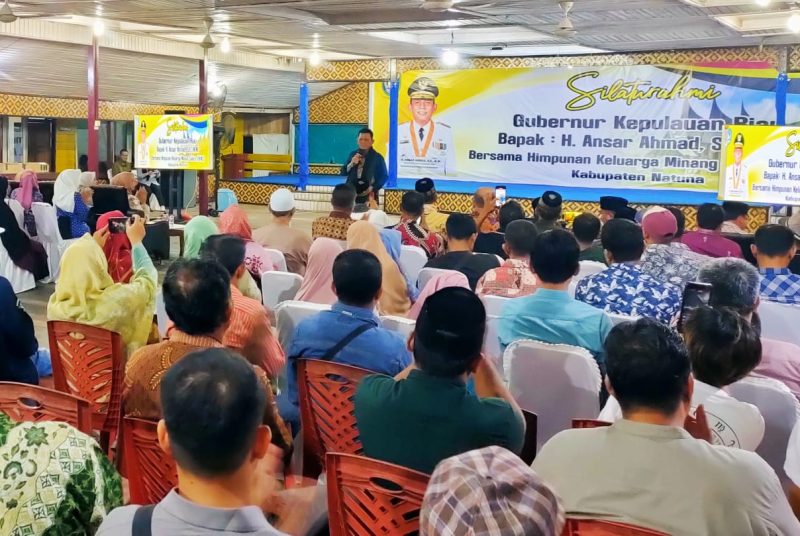 Gubernur Kepri, Ansar Ahmad, saat mengadakan silaturahmi dengan Himpunan Keluarga Minang Sakato (HKMS) di RM Sisi Basisir, Kamis malam (12/09/2024). Foto: INIKEPRI.COM