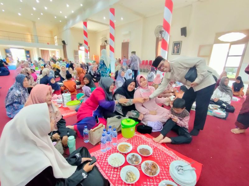 Calon Wakil Bupati (Cawabup) Natuna, Jarmin Sidik, turut hadir dalam peringatan Maulid Nabi Muhammad SAW yang diselenggarakan oleh Himpunan Keluarga Serasan (HKS) di Gedung Sri Srindit, Kecamatan Bunguran Timur, pada Senin, 16 September 2024 pagi. Foto: INIKEPRI.COM