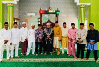 Calon Wakil Bupati Natuna, Jarmin Sidik, bersama anggota DPRD Provinsi Kepulauan Riau (Kepri) Mustamin Bakri, menempuh perjalanan laut menuju Desa Pulau Tiga pada Senin, 16 September 2024. Foto: INIKEPRI.COM