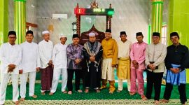Calon Wakil Bupati Natuna, Jarmin Sidik, bersama anggota DPRD Provinsi Kepulauan Riau (Kepri) Mustamin Bakri, menempuh perjalanan laut menuju Desa Pulau Tiga pada Senin, 16 September 2024. Foto: INIKEPRI.COM