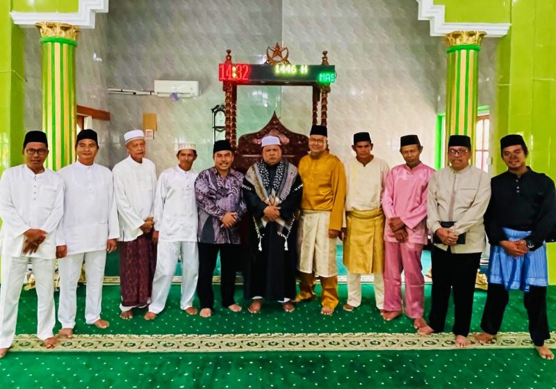 Calon Wakil Bupati Natuna, Jarmin Sidik, bersama anggota DPRD Provinsi Kepulauan Riau (Kepri) Mustamin Bakri, menempuh perjalanan laut menuju Desa Pulau Tiga pada Senin, 16 September 2024. Foto: INIKEPRI.COM