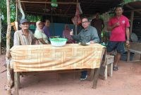 Ditengah kesibukannya sebagai calon Wakil Bupati Natuna, Jarmin Sidik tetap menyempatkan diri untuk bersilaturahmi dengan masyarakat. Foto: INIKEPRI.COM