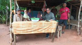 Ditengah kesibukannya sebagai calon Wakil Bupati Natuna, Jarmin Sidik tetap menyempatkan diri untuk bersilaturahmi dengan masyarakat. Foto: INIKEPRI.COM
