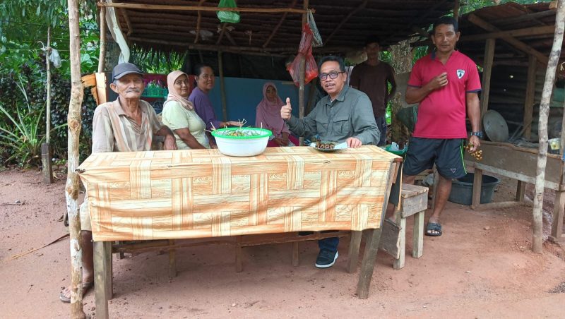 Ditengah kesibukannya sebagai calon Wakil Bupati Natuna, Jarmin Sidik tetap menyempatkan diri untuk bersilaturahmi dengan masyarakat. Foto: INIKEPRI.COM