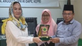 Salah satu tokoh akademisi Islam, sekaligus Ketua Sekolah Tinggi Agama Islam (STAI) Natuna, Umar Natuna, menyampaikan pandangannya terkait sosok pemimpin dari kaum perempuan. Menurutnya, dalam syariat Islam, tidak ada larangan bagi kaum perempuan untuk menjadi seorang pemimpin. Foto: INIKEPRI.COM