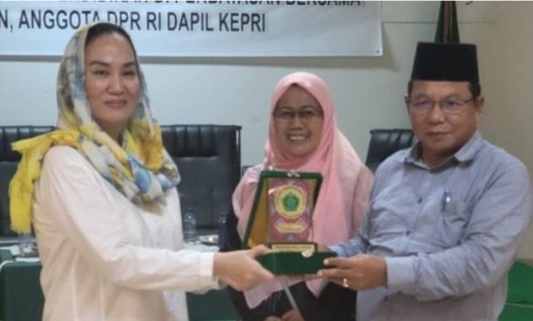 Salah satu tokoh akademisi Islam, sekaligus Ketua Sekolah Tinggi Agama Islam (STAI) Natuna, Umar Natuna, menyampaikan pandangannya terkait sosok pemimpin dari kaum perempuan. Menurutnya, dalam syariat Islam, tidak ada larangan bagi kaum perempuan untuk menjadi seorang pemimpin. Foto: INIKEPRI.COM