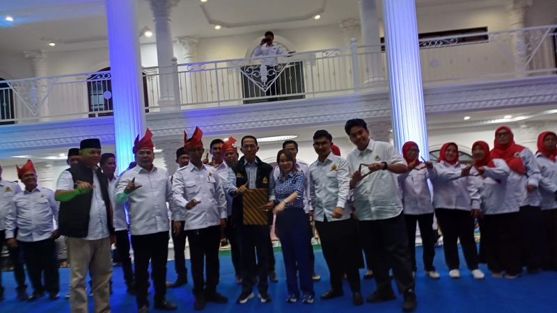 Dukungan terhadap pasangan calon Walikota dan Wakil Walikota Batam, Amsakar Achmad dan Li Claudia Chandra (ASLI), terus mengalir. Salah satu dukungan besar datang dari Persatuan Pemuda Tempatan (PERPAT) Kota Batam pada Sabtu malam (21/9), dalam acara yang dihadiri ratusan anggota organisasi tersebut. Foto: INIKEPRI.COM