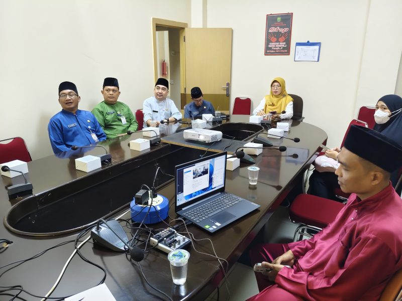 Pemerintah Kota Tanjungpinang kembali mengikuti Rapat Koordinasi rutin Pembahasan Langkah Konkret Pengendalian Inflasi di Daerah secara hybrid bersama Kementerian Dalam Negeri, berlangsung di Ruang Rapat Engku Putri Raja Hamidah, Lantai 3 Kantor Wali Kota Tanjungpinang, Senin (23/09/2024). Foto: Diskominfo Tanjungpinang
