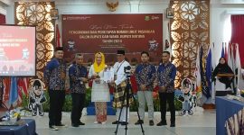 Komisi Pemilihan Umum (KPU) Kabupaten Natuna resmi menggelar pengundian dan penetapan nomor urut bagi pasangan calon Bupati dan Wakil Bupati Natuna tahun 2024 pada Senin, 23 September 2024, di Adiwana Jelita Sejuba. Foto: INIKEPRI.COM