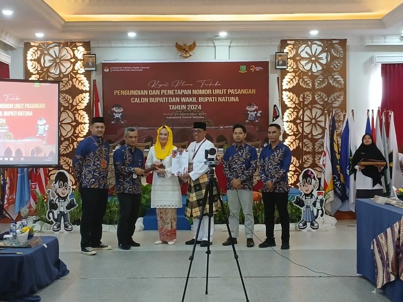 Komisi Pemilihan Umum (KPU) Kabupaten Natuna resmi menggelar pengundian dan penetapan nomor urut bagi pasangan calon Bupati dan Wakil Bupati Natuna tahun 2024 pada Senin, 23 September 2024, di Adiwana Jelita Sejuba. Foto: INIKEPRI.COM