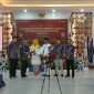 Komisi Pemilihan Umum (KPU) Kabupaten Natuna resmi menggelar pengundian dan penetapan nomor urut bagi pasangan calon Bupati dan Wakil Bupati Natuna tahun 2024 pada Senin, 23 September 2024, di Adiwana Jelita Sejuba. Foto: INIKEPRI.COM