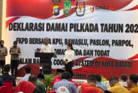 Pasangan Calon Wali Kota dan Wakil Wali Kota Batam nomor urut 2, Amsakar Achmad dan Li Claudia, hadir di Deklarasi Pilkada Damai Tahun 2024, yang diselenggarakan oleh Polresta Barelang, bertempat di Beverly Hotel, Lubuk Baja, Kota Batam, Selasa (24/9/2024) pagi. Foto: INIKEPRI.COM