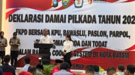 Pasangan Calon Wali Kota dan Wakil Wali Kota Batam nomor urut 2, Amsakar Achmad dan Li Claudia, hadir di Deklarasi Pilkada Damai Tahun 2024, yang diselenggarakan oleh Polresta Barelang, bertempat di Beverly Hotel, Lubuk Baja, Kota Batam, Selasa (24/9/2024) pagi. Foto: INIKEPRI.COM