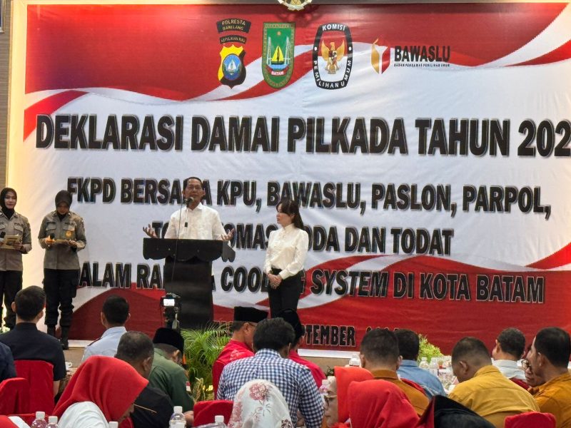 Pasangan Calon Wali Kota dan Wakil Wali Kota Batam nomor urut 2, Amsakar Achmad dan Li Claudia, hadir di Deklarasi Pilkada Damai Tahun 2024, yang diselenggarakan oleh Polresta Barelang, bertempat di Beverly Hotel, Lubuk Baja, Kota Batam, Selasa (24/9/2024) pagi. Foto: INIKEPRI.COM