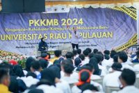 Calon Wali Kota Batam, Amsakar Achmad, menyampaikan pesan inspiratif kepada lebih dari 1.300 mahasiswa baru Universitas Riau Kepulauan (UNRIKA) dalam acara Pengenalan Kehidupan Kampus bagi Mahasiswa Baru (PKKMB) yang digelar pada Sabtu (28/9/2024). Foto: INIKEPRI.COM