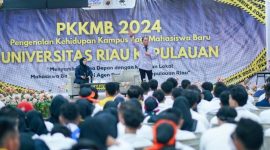 Calon Wali Kota Batam, Amsakar Achmad, menyampaikan pesan inspiratif kepada lebih dari 1.300 mahasiswa baru Universitas Riau Kepulauan (UNRIKA) dalam acara Pengenalan Kehidupan Kampus bagi Mahasiswa Baru (PKKMB) yang digelar pada Sabtu (28/9/2024). Foto: INIKEPRI.COM