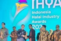 Pemerintah Provinsi Kepulauan Riau kembali meraih prestasi membanggakan di ajang Indonesia Halal Industry Award (IHYA) 2024. Untuk kedua kalinya, Kepri mendapatkan penghargaan bergengsi ini, setelah sebelumnya juga meraih penghargaan yang sama pada tahun 2023. Foto: Diskominfo kepri