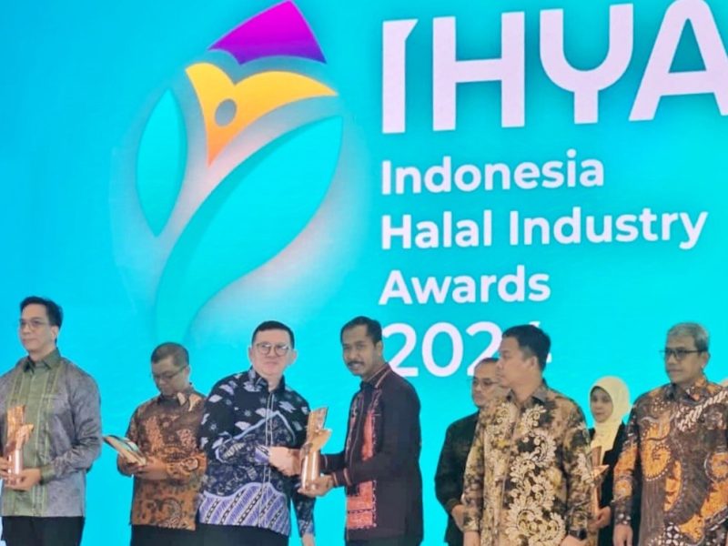 Pemerintah Provinsi Kepulauan Riau kembali meraih prestasi membanggakan di ajang Indonesia Halal Industry Award (IHYA) 2024. Untuk kedua kalinya, Kepri mendapatkan penghargaan bergengsi ini, setelah sebelumnya juga meraih penghargaan yang sama pada tahun 2023. Foto: Diskominfo kepri