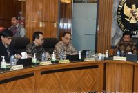 Menko Polhukan Hadi Tjahjanto (kanan), Menkominfo Budi Arie Setiadi (kedua dari kanan), Wamenkominfo Nezar Patria (kedua dari kiri), Dirjen Aptika Kominfo Hokky Situngkir (kiri). Foto: Humas Kominfo