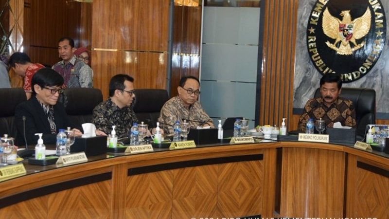 Menko Polhukan Hadi Tjahjanto (kanan), Menkominfo Budi Arie Setiadi (kedua dari kanan), Wamenkominfo Nezar Patria (kedua dari kiri), Dirjen Aptika Kominfo Hokky Situngkir (kiri). Foto: Humas Kominfo