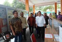 Kepala Dinas Kesehatan Pengendalian Penduduk dan KB Kota Tanjungpinang, Rustam mendampingi kunjungan Menteri Kesehatan Republik Indonesia di Puskesmas Batu 10, Minggu (15/9/2024). Foto: Diskominfo Tanjungpinang