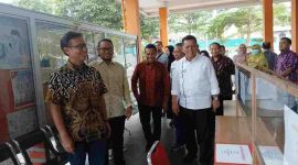 Kepala Dinas Kesehatan Pengendalian Penduduk dan KB Kota Tanjungpinang, Rustam mendampingi kunjungan Menteri Kesehatan Republik Indonesia di Puskesmas Batu 10, Minggu (15/9/2024). Foto: Diskominfo Tanjungpinang