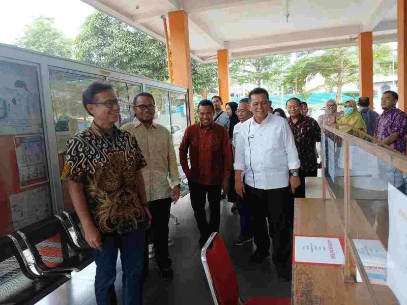 Kepala Dinas Kesehatan Pengendalian Penduduk dan KB Kota Tanjungpinang, Rustam mendampingi kunjungan Menteri Kesehatan Republik Indonesia di Puskesmas Batu 10, Minggu (15/9/2024). Foto: Diskominfo Tanjungpinang