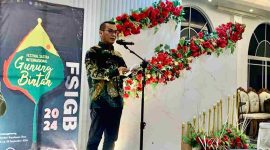 Penjabat (Pj.) Wali Kota Tanjungpinang, Andri Rizal, saat menutup Festival Sastra Internasional Gunung Bintan (FSIGB) 2024, di Restoran Sei Enam Tanjungpinang, Jum'at (27/9/2024) malam. Foto: Diskominfo Tanjungpinang