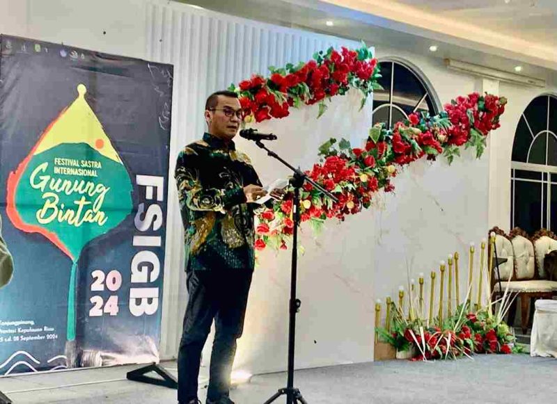 Penjabat (Pj.) Wali Kota Tanjungpinang, Andri Rizal, saat menutup Festival Sastra Internasional Gunung Bintan (FSIGB) 2024, di Restoran Sei Enam Tanjungpinang, Jum'at (27/9/2024) malam. Foto: Diskominfo Tanjungpinang