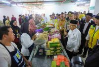 Usai meresmikan Pasar Encik Puan Perak dan pelaksanaan Instruksi Presiden (Inpres) jalan daerah di Kepri, Wakil Presiden Ma’ruf Amin meluangkan waktu untuk menyapa para pedagang di pasar yang baru saja direvitalisasi, Senin (9/9/2024). Foto: Diskominfo Tanjungpinang