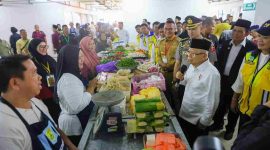 Usai meresmikan Pasar Encik Puan Perak dan pelaksanaan Instruksi Presiden (Inpres) jalan daerah di Kepri, Wakil Presiden Ma’ruf Amin meluangkan waktu untuk menyapa para pedagang di pasar yang baru saja direvitalisasi, Senin (9/9/2024). Foto: Diskominfo Tanjungpinang