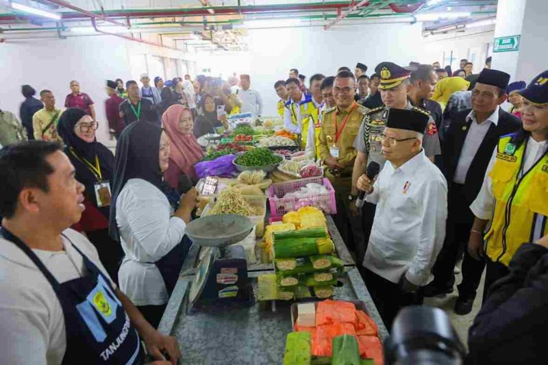 Usai meresmikan Pasar Encik Puan Perak dan pelaksanaan Instruksi Presiden (Inpres) jalan daerah di Kepri, Wakil Presiden Ma’ruf Amin meluangkan waktu untuk menyapa para pedagang di pasar yang baru saja direvitalisasi, Senin (9/9/2024). Foto: Diskominfo Tanjungpinang