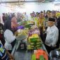 Usai meresmikan Pasar Encik Puan Perak dan pelaksanaan Instruksi Presiden (Inpres) jalan daerah di Kepri, Wakil Presiden Ma’ruf Amin meluangkan waktu untuk menyapa para pedagang di pasar yang baru saja direvitalisasi, Senin (9/9/2024). Foto: Diskominfo Tanjungpinang