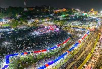 Ribuan masyarakat Kota Tanjungpinang menyerukan Gebyar Merah Putih Pilkada Damai Provinsi Kepri di pelataran Tugu Sirih Gurindam XII Gedung Daerah Tanjungpinang, Jumat (30/8/2024) malam kemarin. Foto : Diskominfo Kepri