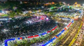 Ribuan masyarakat Kota Tanjungpinang menyerukan Gebyar Merah Putih Pilkada Damai Provinsi Kepri di pelataran Tugu Sirih Gurindam XII Gedung Daerah Tanjungpinang, Jumat (30/8/2024) malam kemarin. Foto : Diskominfo Kepri