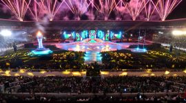 Suasana pesta kembang api memeriahkan penutupan PON XXI Aceh-Sumut 2024 di Stadion Utama Sumatera Utara, Sumut Sport Centre, Deli Serdang, Sumatera Utara, Jumat (20/9/2024). Pelaksanaan PON XXI Aceh-Sumut 2024 resmi berakhir dan selanjutnya PON XXII akan diselenggarakan di Provinsi Nusa Tenggara Timur (NTT) dan Nusa Tenggara Barat (NTB) pada tahun 2028 mendatang. ANTARA FOTO/Nova Wahyudi/rwa.