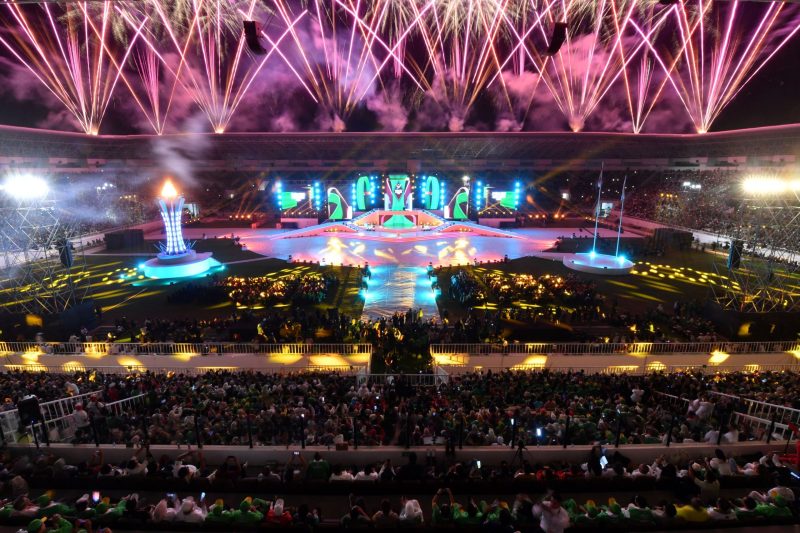 Suasana pesta kembang api memeriahkan penutupan PON XXI Aceh-Sumut 2024 di Stadion Utama Sumatera Utara, Sumut Sport Centre, Deli Serdang, Sumatera Utara, Jumat (20/9/2024). Pelaksanaan PON XXI Aceh-Sumut 2024 resmi berakhir dan selanjutnya PON XXII akan diselenggarakan di Provinsi Nusa Tenggara Timur (NTT) dan Nusa Tenggara Barat (NTB) pada tahun 2028 mendatang. ANTARA FOTO/Nova Wahyudi/rwa.