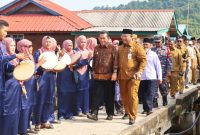 Ribuan warga Kecamatan Kundur Utara dan Kundur Barat Kabupaten Karimun terlihat begitu antusias menyambut kedatangan Gubernur Kepri H Ansar Ahmad SE MM beserta rombongan, Selasa (3/9/2024). Foto: Diskominfo Kepri