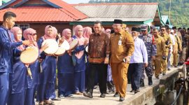 Ribuan warga Kecamatan Kundur Utara dan Kundur Barat Kabupaten Karimun terlihat begitu antusias menyambut kedatangan Gubernur Kepri H Ansar Ahmad SE MM beserta rombongan, Selasa (3/9/2024). Foto: Diskominfo Kepri