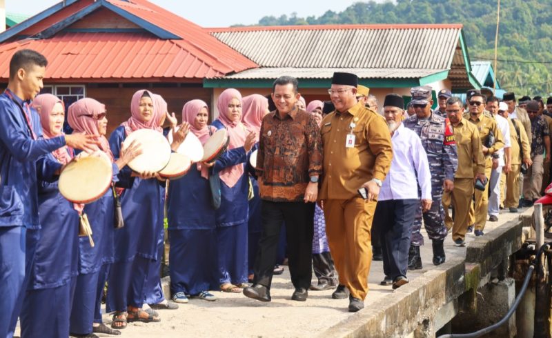 Ribuan warga Kecamatan Kundur Utara dan Kundur Barat Kabupaten Karimun terlihat begitu antusias menyambut kedatangan Gubernur Kepri H Ansar Ahmad SE MM beserta rombongan, Selasa (3/9/2024). Foto: Diskominfo Kepri